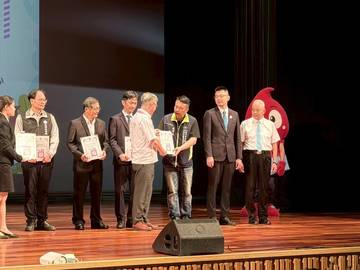 1382347_0440319377b7300f6325df4e3e8a0bf1